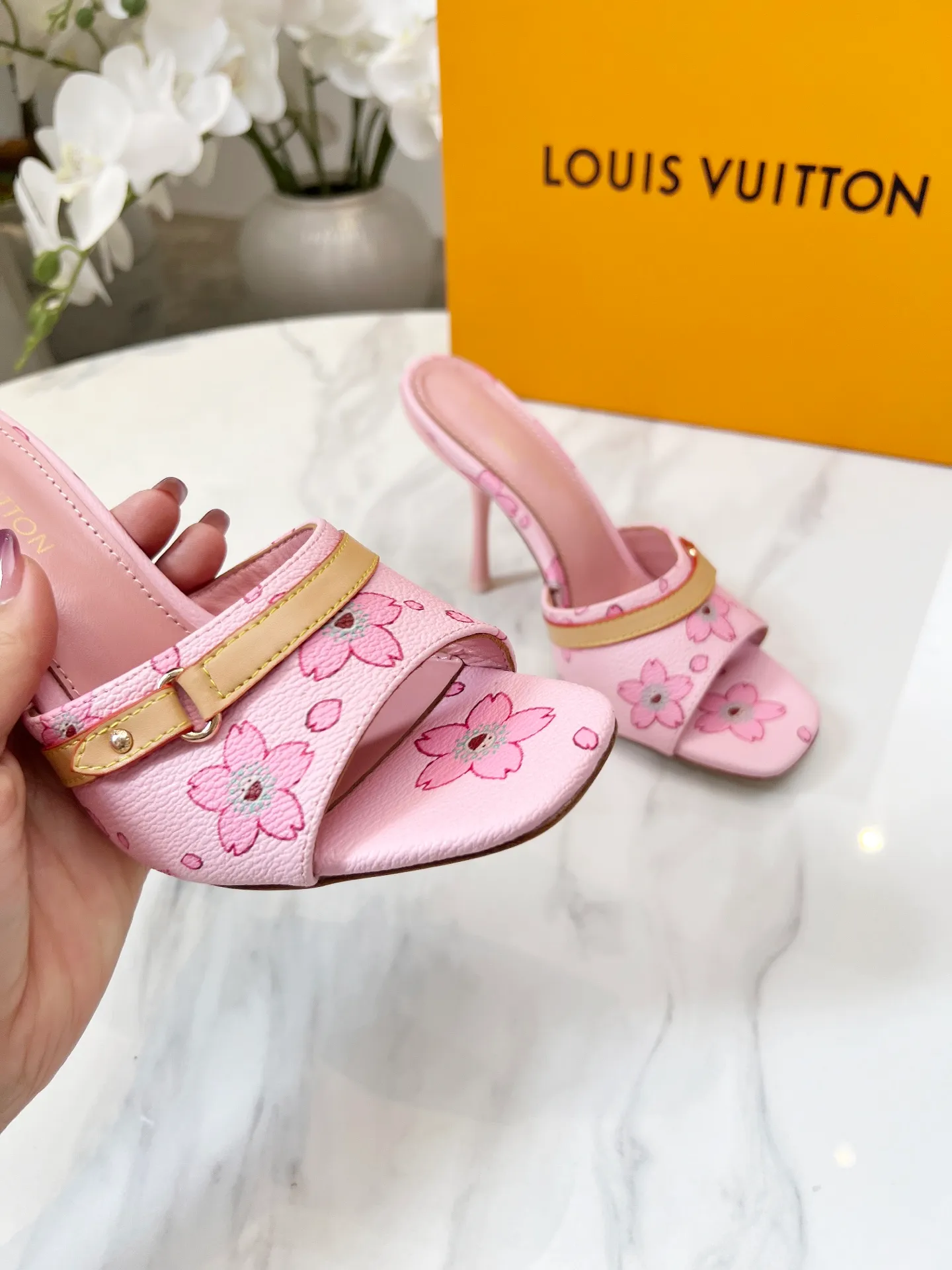 👟👟Ex-factory price 440👟👟 LV new denim kitten heel slippers 2025 summer must-have for goddesses, original replica, super comfortable on the feet. Show off the queen's temperament, the heel height is 9.5CM, which shows your temperament without being tiring. Leather outsole. Standard code: 35-42 (41 and 42 codes are customized, non-returnable and non-exchangeable)